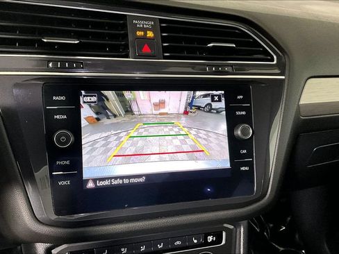 Used 2021 Volkswagen Tiguan SE w/ Panoramic Sunroof Package image 21