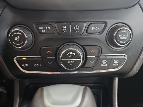 Used 2017 Jeep Cherokee Overland w/ Technology Group AWD/4WD image 26