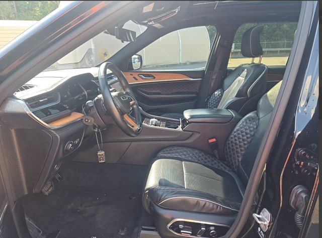 Used 2022 Jeep Grand Cherokee Summit AWD/4WD image 9