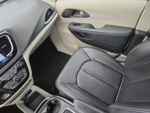 Used 2023 Chrysler Pacifica Touring-L image 30