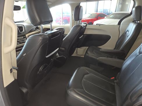 Used 2019 Chrysler Pacifica Touring-L Plus FWD image 20
