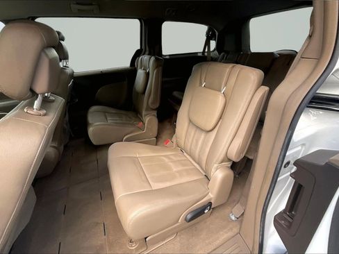 Used 2015 Chrysler Town & Country Touring image 26