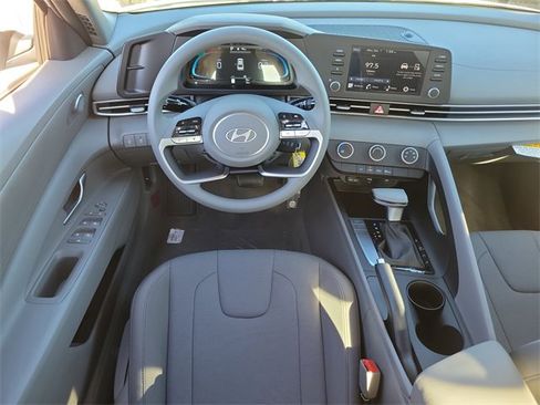 New 2025 Hyundai Elantra SE image 7