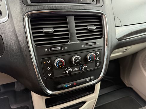 Used 2013 Dodge Grand Caravan SE FWD image 17