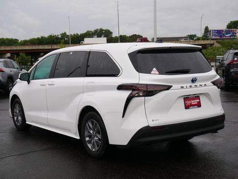 Certified 2025 Toyota Sienna LE FWD image 5
