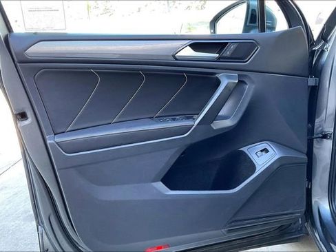 Used 2022 Volkswagen Tiguan SE w/ Panoramic Sunroof Package image 22
