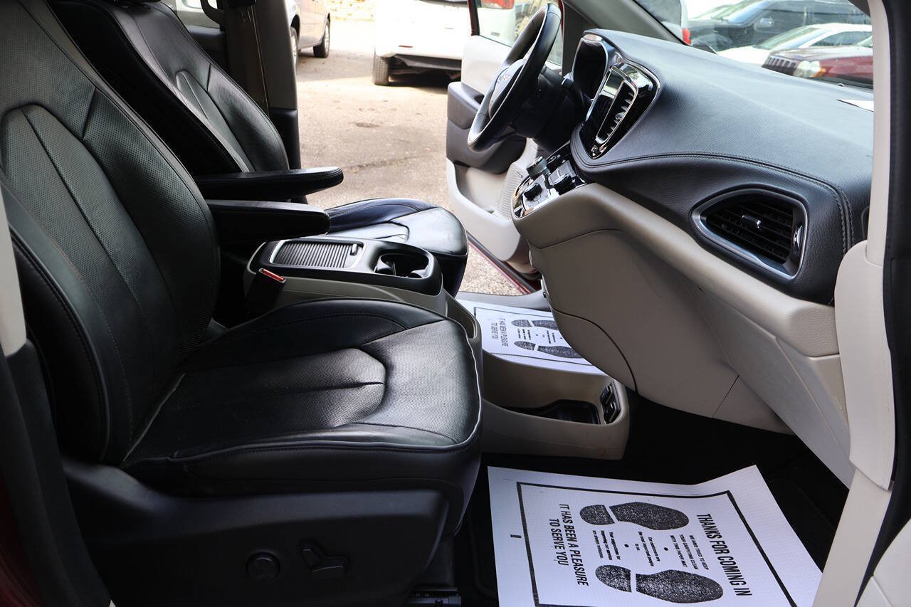 Used 2018 Chrysler Pacifica Limited FWD image 25
