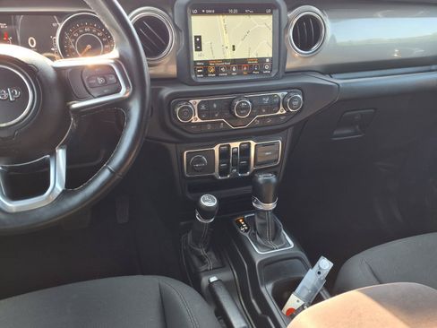 Used 2018 Jeep Wrangler Unlimited Sahara AWD/4WD image 7