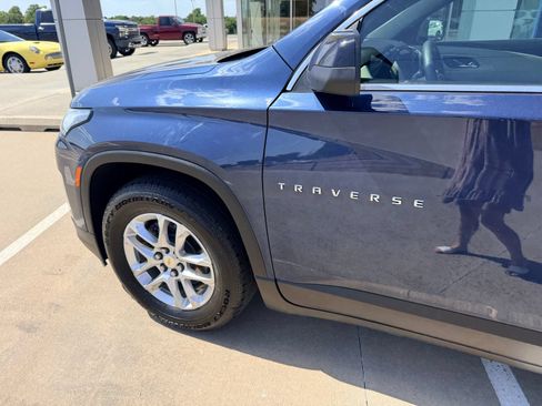Used 2022 Chevrolet Traverse LS FWD image 11