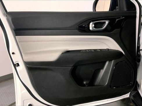 Used 2025 Jeep Compass Limited image 24