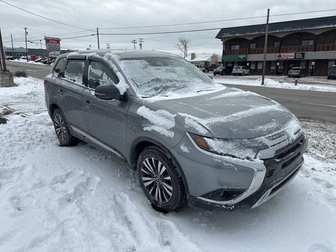 Used 2020 Mitsubishi Outlander SE image 1