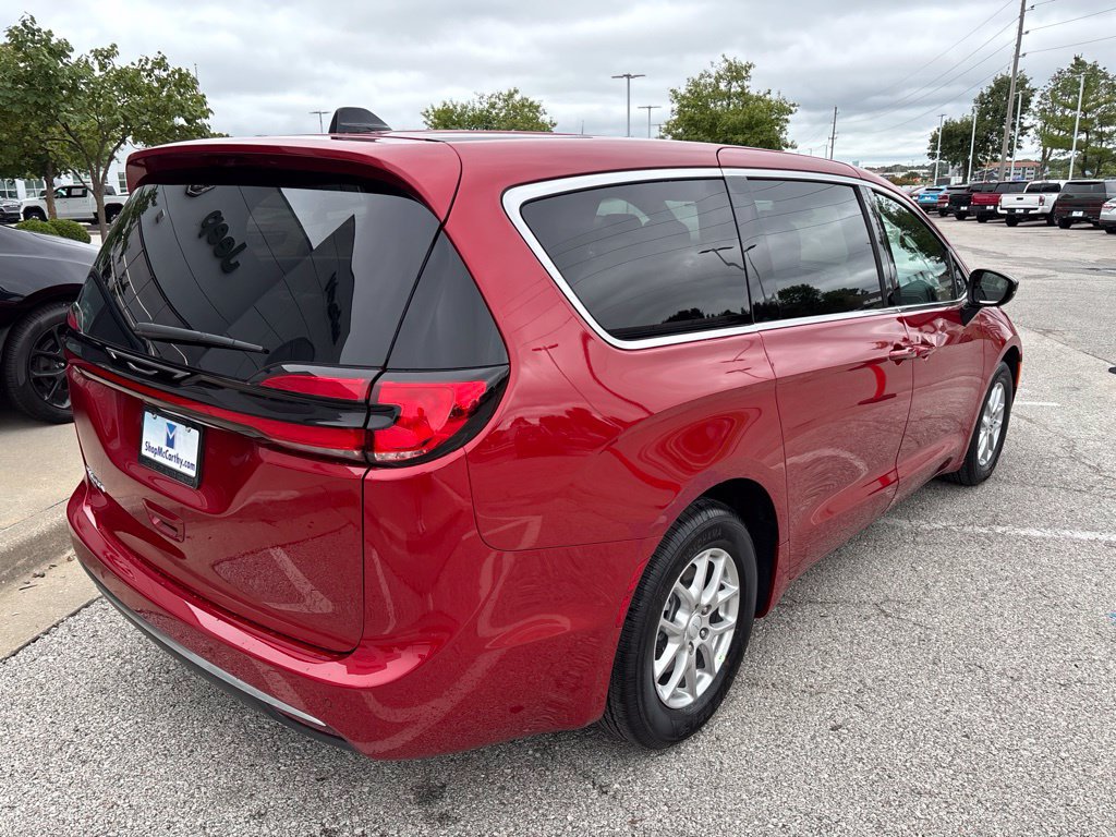 New 2027 Chrysler Pacifica Select FWD image 12