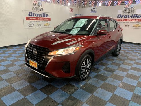 Used 2023 Nissan Kicks SV image 1