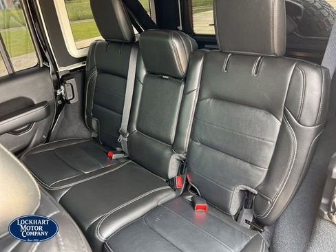 Used 2022 Jeep Wrangler Unlimited Sahara w/ LED Lighting Group AWD/4WD image 18