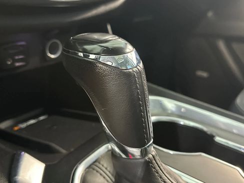 Used 2020 Chevrolet Traverse Premier FWD image 24