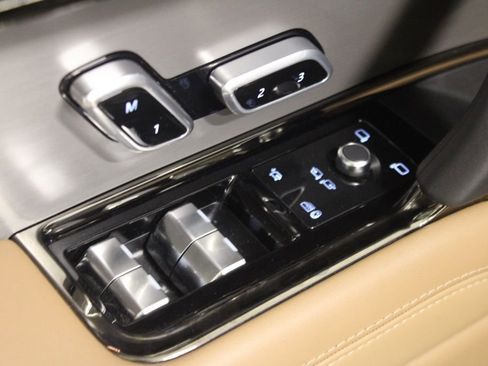 Used 2025 Land Rover Range Rover Sport SE image 18