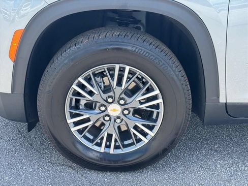 Used 2026 Chevrolet Traverse LT w/ LPO, Floor Liner Package FWD image 9
