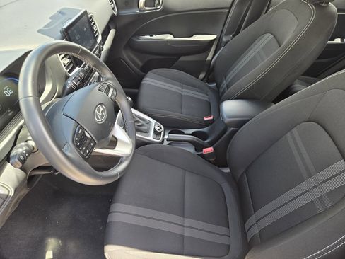 Used 2025 Hyundai Venue SEL FWD image 18
