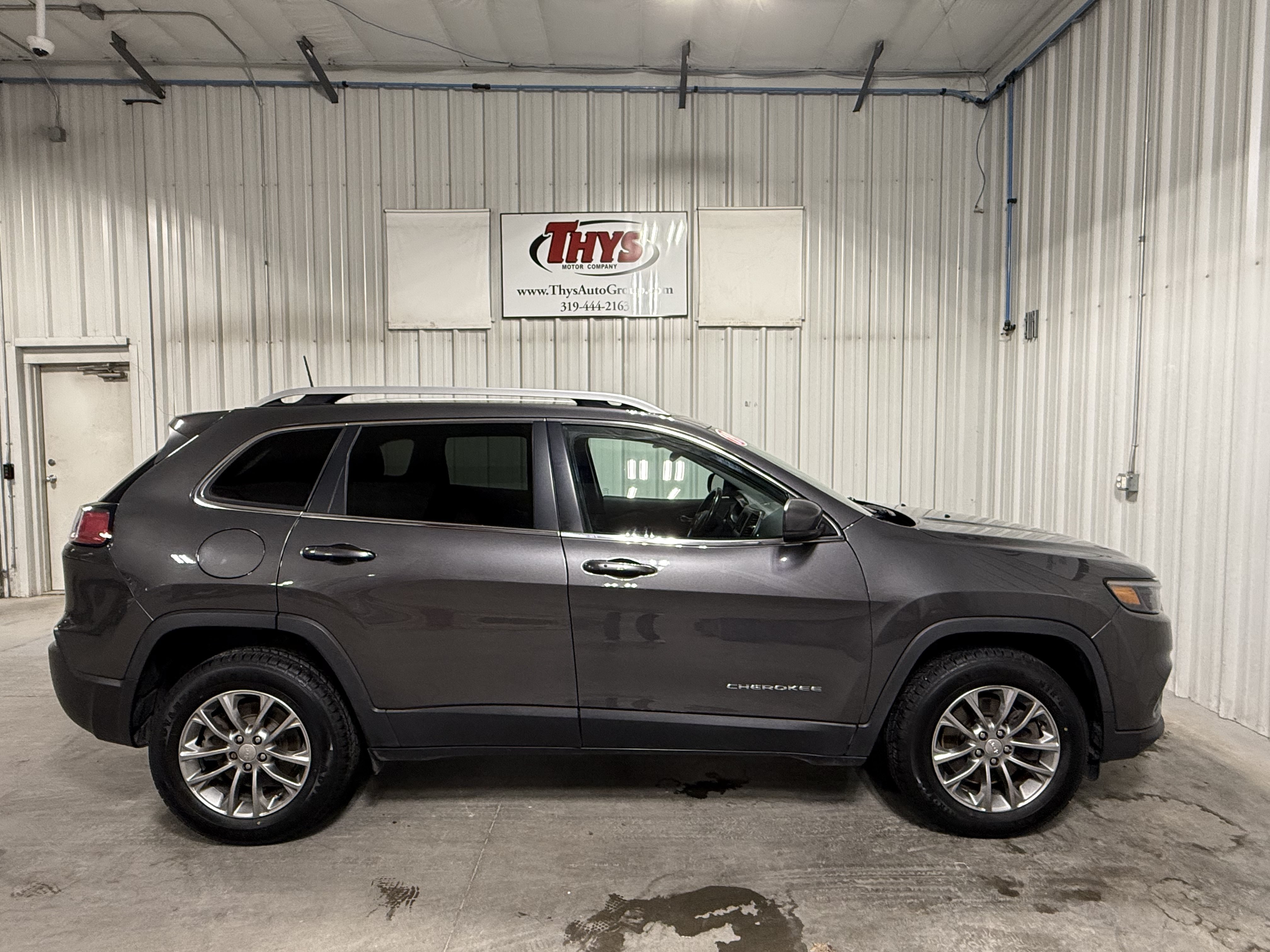 Used 2019 Jeep Cherokee Latitude Plus w/ Cold Weather Group AWD/4WD image 2
