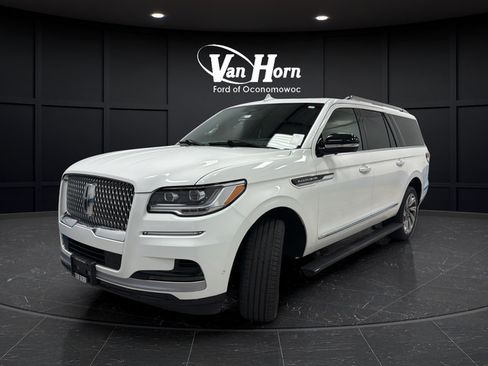 Used 2023 Lincoln Navigator L Reserve w/ Equipment Group 201A AWD/4WD image 3