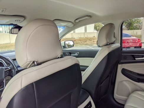 Used 2019 Ford Edge Titanium image 22