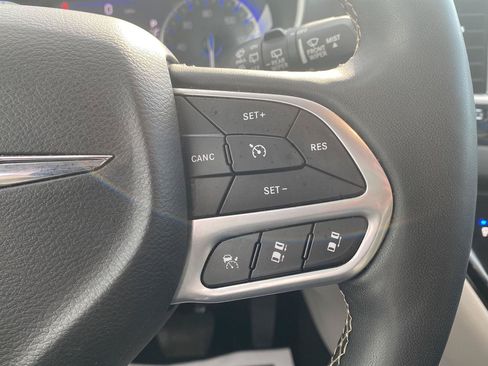 Used 2024 Chrysler Pacifica Touring-L FWD image 18