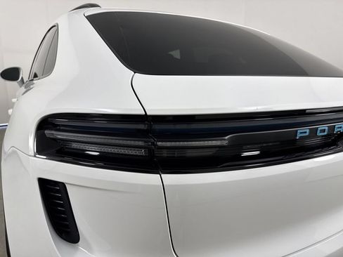 Certified 2025 Porsche Macan Turbo Electric AWD/4WD image 18