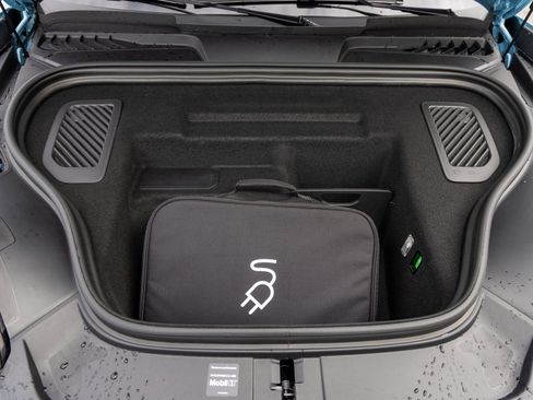 Certified 2025 Porsche Macan Electric image 57