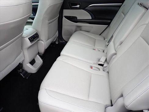 Used 2018 Toyota Highlander Limited Platinum AWD/4WD image 10
