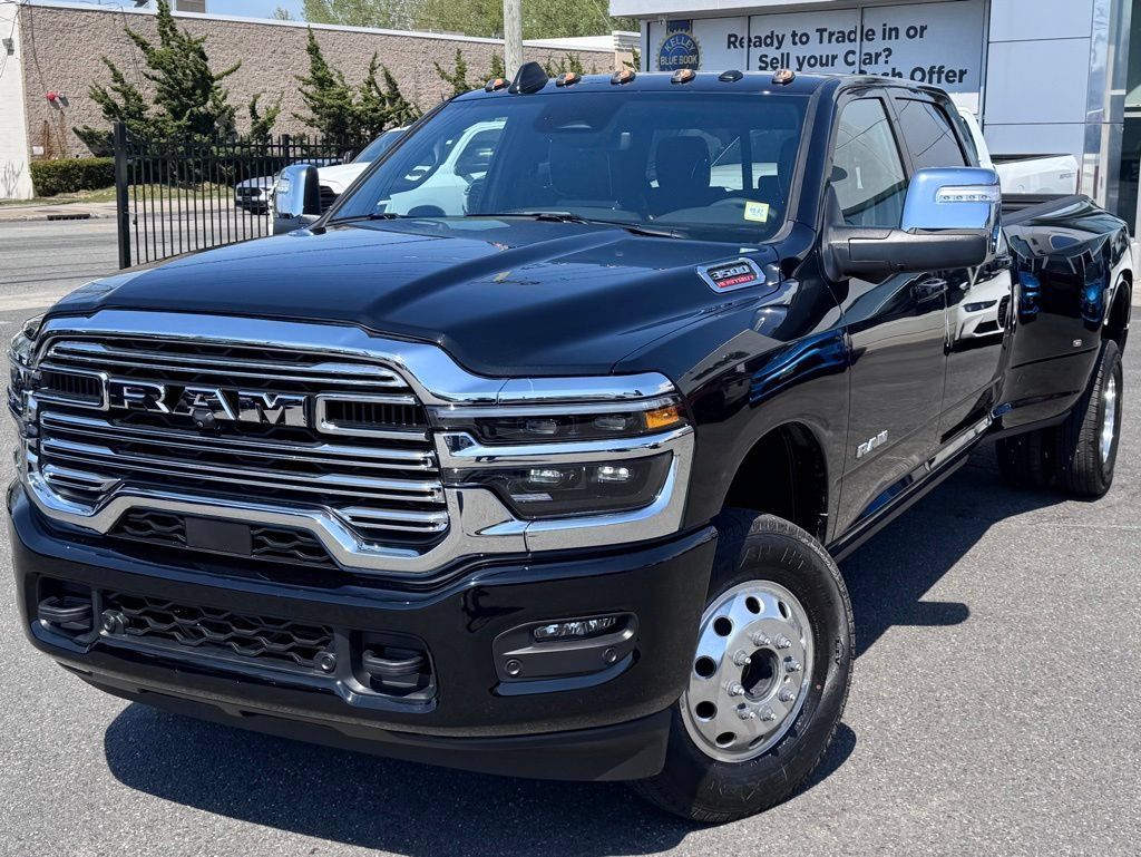 Used 2025 RAM 3500 Limited AWD/4WD image 3