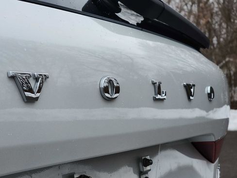 Used 2025 Volvo XC60 B5 Core image 29