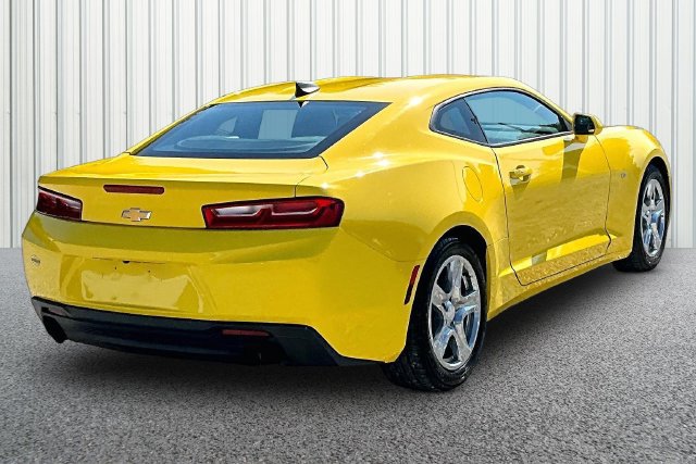 Used 2018 Chevrolet Camaro LT RWD image 10