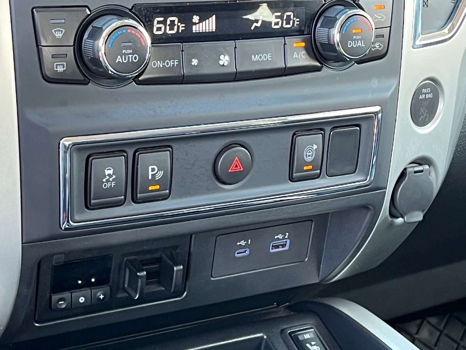 Used 2020 Nissan Titan SV w/ SV Convenience Package RWD image 26