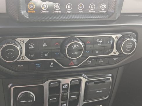 Used 2023 Jeep Wrangler Unlimited Sahara image 24