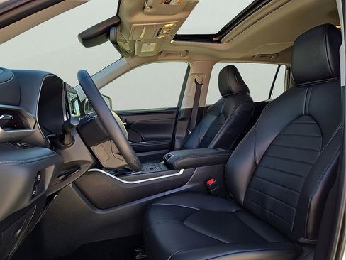 Used 2023 Toyota Highlander XLE image 15