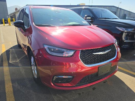 Used 2025 Chrysler Pacifica Select FWD image 2