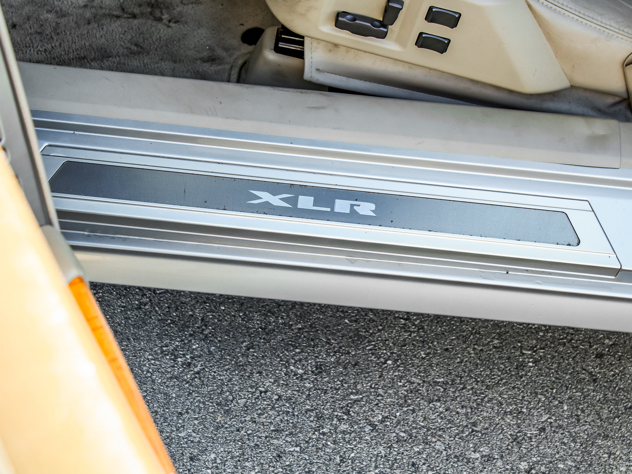 Used 2004 Cadillac XLR RWD image 19
