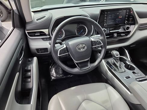 Used 2022 Toyota Highlander XLE FWD image 7