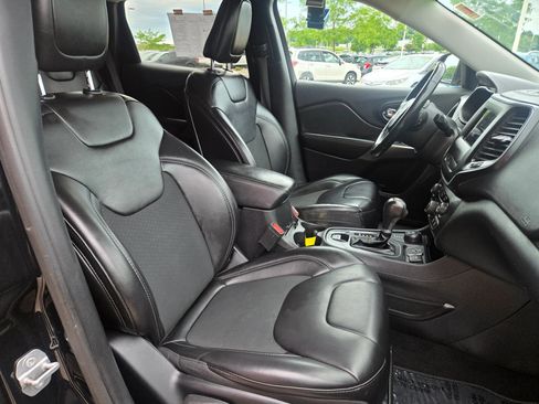 Used 2019 Jeep Cherokee Latitude Plus w/ Cold Weather Group AWD/4WD image 9