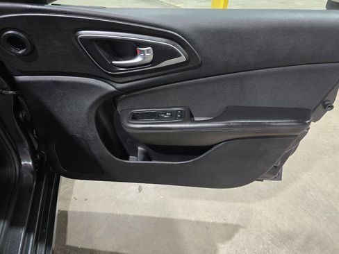 Used 2015 Chrysler 200 Limited w/ Convenience Group image 29