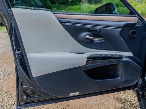 Used 2023 Lexus ES 300h w/ Premium Package FWD image 27