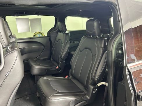 Used 2025 Chrysler Pacifica Select image 16