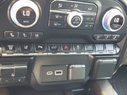 Used 2022 GMC Sierra 2500 Denali w/ Denali Ultimate Package AWD/4WD image 24