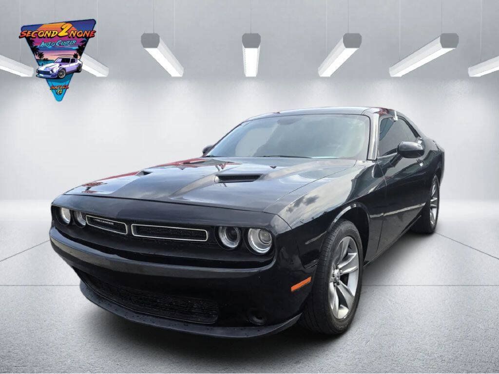 Used 2016 Dodge Challenger SXT RWD image 1