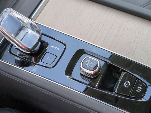 Certified 2025 Volvo XC90 B6 Plus AWD/4WD image 13
