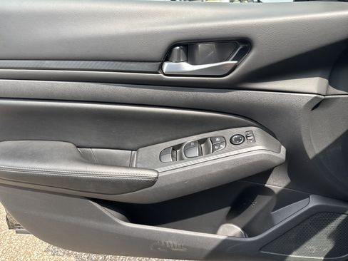 Used 2025 Nissan Altima 2.5 SV FWD image 9