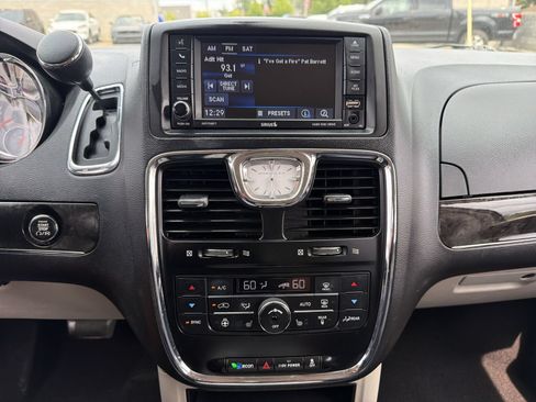 Used 2016 Chrysler Town & Country Touring-L w/ Driver Convenience Group FWD image 29