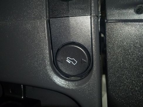 Used 2014 Ford F150 XLT w/ XLT Chrome Package image 13