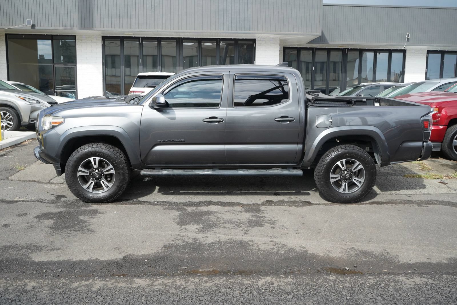 Used 2017 Toyota Tacoma TRD Sport RWD image 2