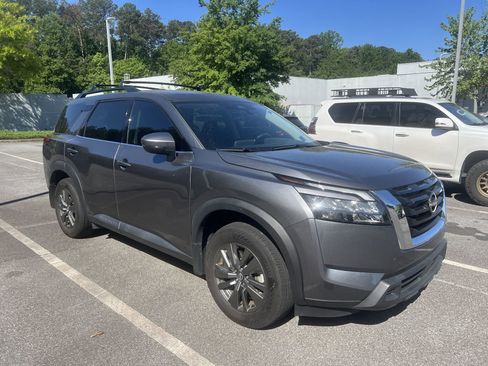 Used 2024 Nissan Pathfinder SV image 4